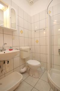 Un baño con inodoro, lavabo y bañera. en Apartments by the sea Pasadur, Lastovo - 8386, en Lastovo