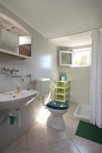 een badkamer met een toilet, een wastafel en een bad bij Secluded fisherman's cottage Lavdara, Dugi otok - 8155 in Sali