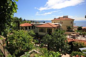 widok na dom z ogrodu w obiekcie Apartments with a parking space Opatija - 7861 w mieście Opatija