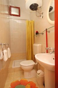 łazienka z toaletą, umywalką i prysznicem w obiekcie Apartments with a parking space Opatija - 7861 w mieście Opatija +23 zdjęcia