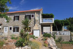 una casa de piedra con un balcón en un lateral. en Apartments with a parking space Sali, Dugi otok - 8084, en Sali