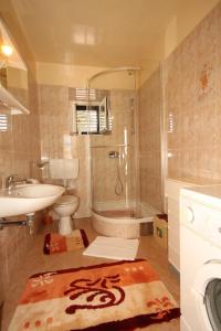 bagno con lavandino, doccia e servizi igienici di Apartments with a parking space Sali, Dugi otok - 8084 a Sali (Sale)