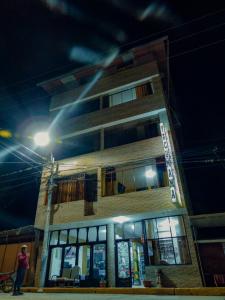 un edificio con una luz de la calle delante de él en Yacumama Santa Teresa, en Santa Teresa