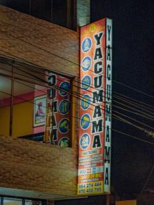 una señal en el lateral de un edificio en Yacumama Santa Teresa, en Santa Teresa
