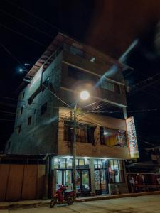 una luz de la calle frente a un edificio por la noche en Yacumama Santa Teresa, en Santa Teresa