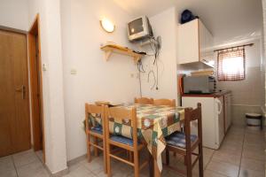 Kuchyňa alebo kuchynka v ubytovaní Apartments by the sea Kraj, Pasman - 333 + 37 fotografií