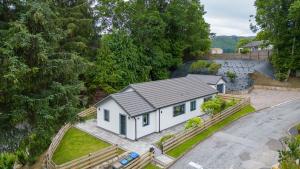 una vista aérea de una pequeña casa blanca en Heather House , luxury holiday house in Pitlochry, en Pitlochry