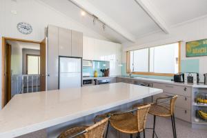 Kuchyň nebo kuchyňský kout v ubytování Boston Beach House - BYO Linen