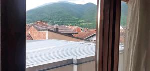 einen Blick aus dem Fenster einer Stadt mit Bergen in der Unterkunft Lovely 1 bedroom within walking distance, views in Peja