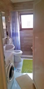 ein Bad mit 2 WCs, einem Waschbecken und einem Fenster in der Unterkunft Lovely 1 bedroom within walking distance, views in Peja