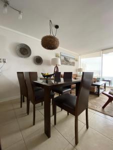 a dining room with a table and chairs at Departamento Playa Herradura in Coquimbo