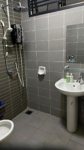 un baño con lavabo e inodoro en Calm and Peaceful Lake View Mount Austin Apartment, en Johor Bahru