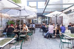 eine Gruppe von Personen, die in einem Restaurant an Tischen sitzen in der Unterkunft Terminus Hotel Pyrmont in Sydney