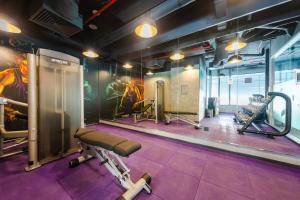 - une salle de sport avec plusieurs tapis de course et un miroir dans l'établissement SOJO Hotel Ga Hanoi, à Hanoï