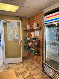 - une porte menant à un magasin avec un réfrigérateur à boissons dans l'établissement Ramada by Wyndham Anchorage, à Anchorage