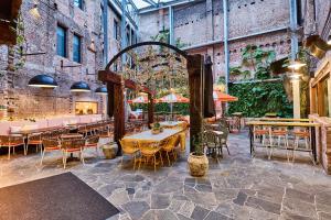 Un restaurante con mesas y sillas en un edificio. en The Lucky Hotel, en Newcastle