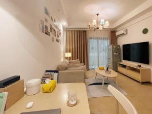 uma sala de estar com um sofá e uma mesa em Mian's Creative Space em Xiamen