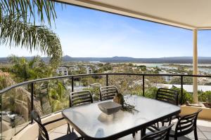 Una mesa y sillas en un balcón con vista. en Penthouse with Incredible Views & Pool, en Noosa Heads