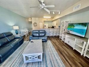 A television and/or entertainment centre at Shores of Panama Resort, Direct Beachfront, 1 BR plus Bunks! by Dolce Vita Getaways PCB