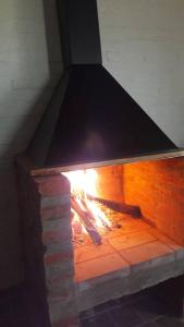 un four en briques avec une cheminée à l'intérieur dans l'établissement Punta Negra-disfrutable todo el año, à Maldonado