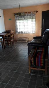 - un salon avec un canapé, une table et une fenêtre dans l'établissement Punta Negra-disfrutable todo el año, à Maldonado