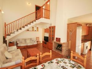 sala de estar con escalera y sala de estar en Villa L'Ametlla de Mar, 5 pièces, 8 personnes - HISP-217-7, en L'Ametlla de Mar