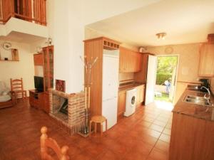 Kuchyňa alebo kuchynka v ubytovaní Villa con jardín y piscina privada para 8 personas en Las Tres Calas, cerca de Ametlla de Mar - HISP-217-7