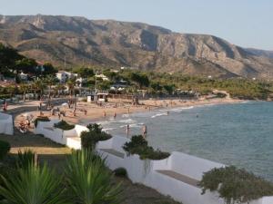 una playa con un montón de gente en el agua en Villa L'Ametlla de Mar, 5 pièces, 8 personnes - HISP-217-7, en L'Ametlla de Mar