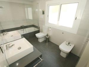 Fotografia z galérie ubytovania Villa acogedora para 10 con piscina privada, cerca de calas, en Las Tres Calas, L'Ametlla de Mar - HISP-217-23 v destinácii L'Ametlla de Mar