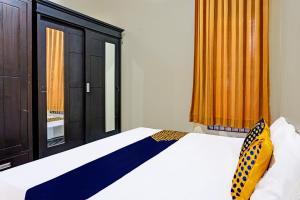 Postel nebo postele na pokoji v ubytování SPOT ON 91756 Alif House Syariah
