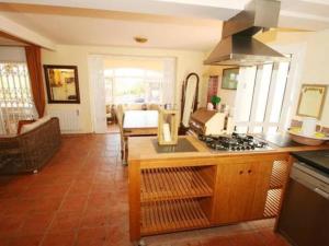 Kuchyňa alebo kuchynka v ubytovaní Villa para 8 con Piscina Privada, Jardín y Mini-Golf en L'Ametlla de Mar - HISP-217-16