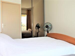 Posteľ alebo postele v izbe v ubytovaní Bel appartement 3 pièces avec terrasse et parking à Villeneuve-Loubet Plage - FR-1-252A-84