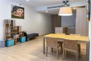 comedor con mesa y sillas en Baan Mai Khao - 2 Bedroom Luxury Condo- Direct Pool & Beach Access en Mai Khao Beach