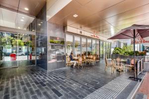 un restaurante con mesas y sillas en un edificio en Quattro Apartments, en Brisbane