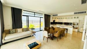 ein großes Wohnzimmer mit Couch und Tisch in der Unterkunft View View Villas Hạ Long 6A01 - 8Br -Pool in Hạ Long