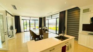 eine Küche und ein Esszimmer mit Tisch und Stühlen in der Unterkunft View View Villas Hạ Long 6A01 - 8Br -Pool in Hạ Long