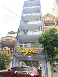 ein Gebäude mit einem davor geparkt in der Unterkunft Hotel Nắng in Vũng Tàu