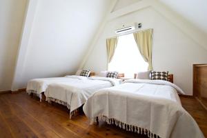 Postel nebo postele na pokoji v ubytování にらい恩納　桃