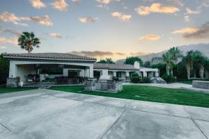ein Haus mit einer Terrasse und einem Hof in der Unterkunft Exclusive, Upscale Palm Springs Estate with 5-Star Amenities in Palm Springs