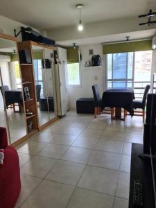 een woonkamer met een tafel en stoelen en een kamer met: bij Sweet home a 7 min del Colegio Militar de Palomar in Caseros