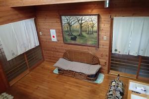 Habitación con banco en una habitación con ventana en ワンコと泊まるジャスミンクリーク, en Toyooka