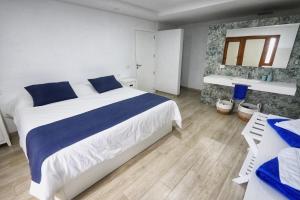- une chambre avec un grand lit et un lavabo dans l'établissement Vivienda vacacional Agripina, à Echedo