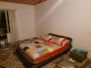una camera con un letto nell'angolo di una stanza di Hospedaje Rural El Rancho de Amelia y Juancho a Silvania