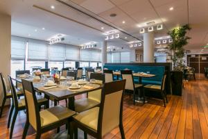 ريسيدوم فال دوروب في مونتِفري: غرفة طعام كبيرة مع طاولات وكراسي