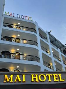 een groot hotel met een mar hotel bord ervoor bij Mai Hotel in Vung Tau