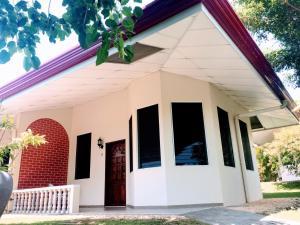 阿尔科伊Meili Beach Resort的一间红砖白色的小房子