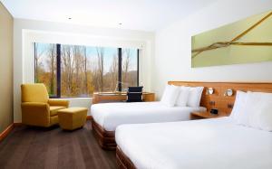 een hotelkamer met 2 bedden en een raam bij Crowne Plaza Canberra, an IHG Hotel in Canberra