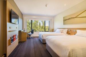 Säng eller sängar i ett rum på Crowne Plaza Canberra, an IHG Hotel