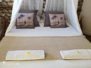 Postel nebo postele na pokoji v ubytování Villa spa Grand Anse + 16 fotografií