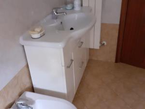 Koupelna v ubytování Cosy apartment in Tagliacozzo with balcony